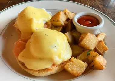 eggs benedict with smoked salmon and potatoes
